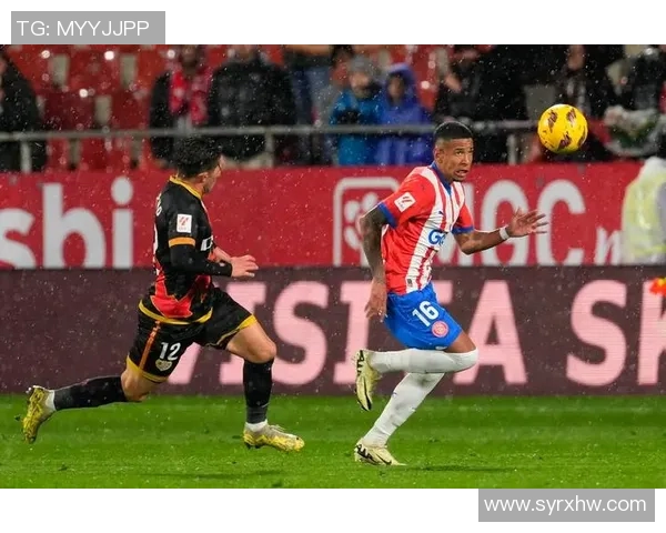 足球明星与前辈的珍贵对话视频揭示成长之路与职业生涯的启示